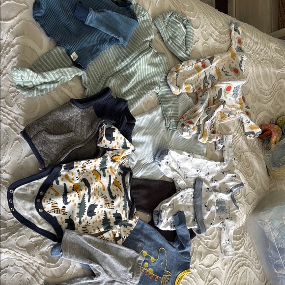 Baby Clothing Set with Animal Prints - Picture 1 of 9